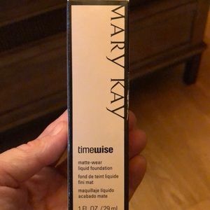 Matte-wear liquid foundation